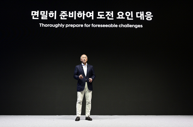 정의선 현대차그룹 회장이 6일 경기도 고양시에 위치한 현대모터스튜디오 고양에서 열린 2025년 신년회에서 새해 메시지를 전하고 있다. 현대차그룹 제공